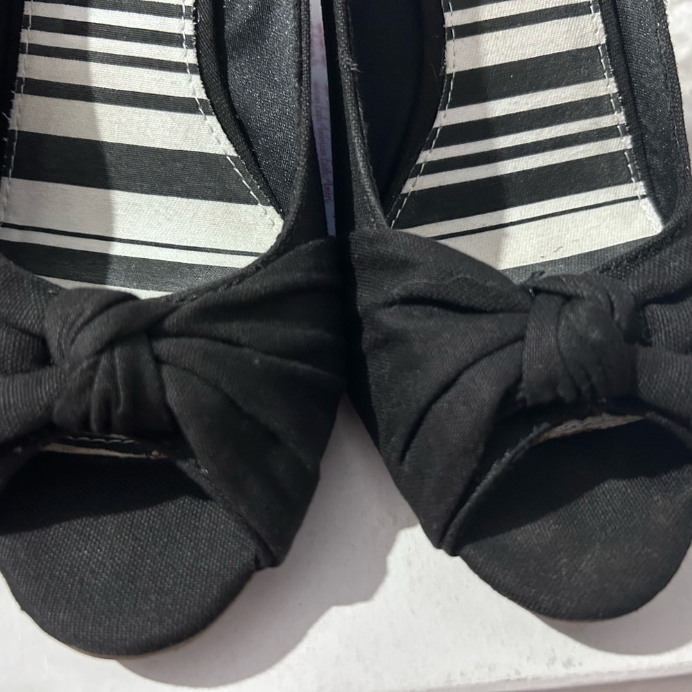 American Eagle Outfitters Black Wedge Shoes with Bow - Picture 2 of 5